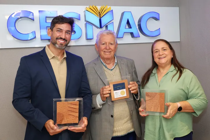O vice-reitor do Cesmac, DOUGLAS APRATTO (ao centro), e os pro-fessores JESSÉ MARQUES PAVÃO e SÔNIA MARIA SOARES FERREIRA foram homenageados no Prêmio Embaixadores do Turismo