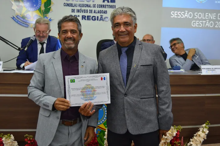 Sérgio Cabral (à direita), durante posse de novos conselheiros do Creci-AL