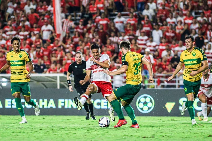 Momento de CRB 1x1 Cuiabá no jogo de ida deste ano, no Rei Pelé