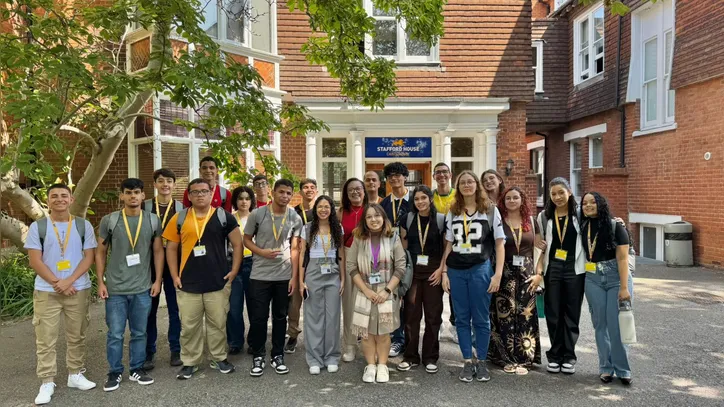 Estudantes alagoanos participaram na terça-feira das primeiras aulas em escola na cidade de Canterbury, no sul da Inglaterra