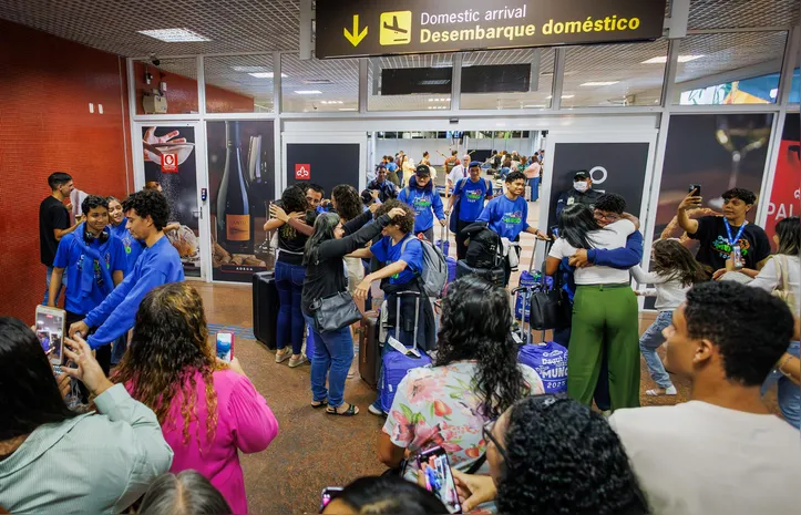 Estudantes foram recebidos por familiares no aeroporto