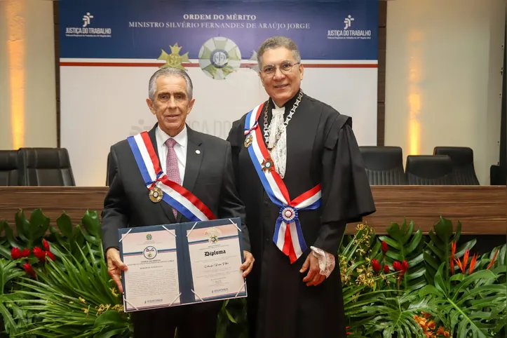 Rocha recebeu do presidente do TRT, Josiel Ivo, comenda que homenageia pessoas que contribuem para a Justiça e sociedade