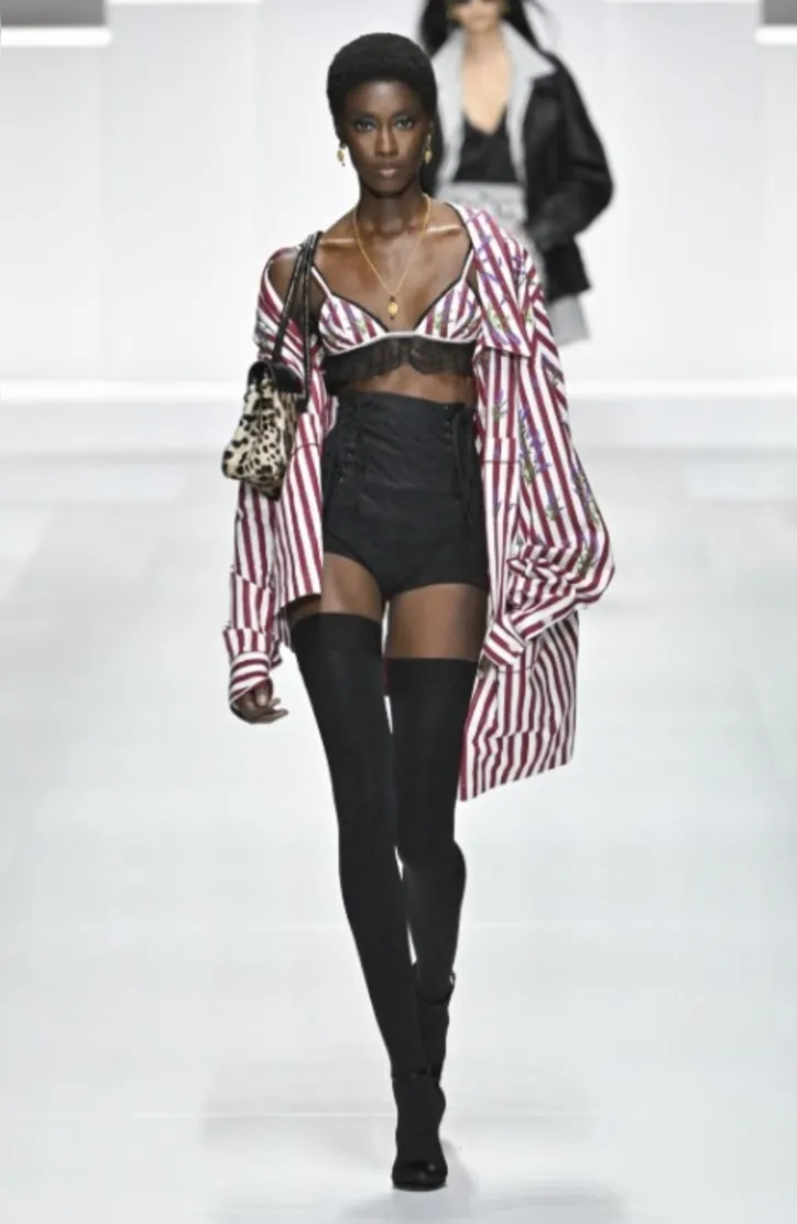 Imagem ilustrativa da imagem Dolce & Gabbana une loungewear e alfaiataria em coleção de verão 2026