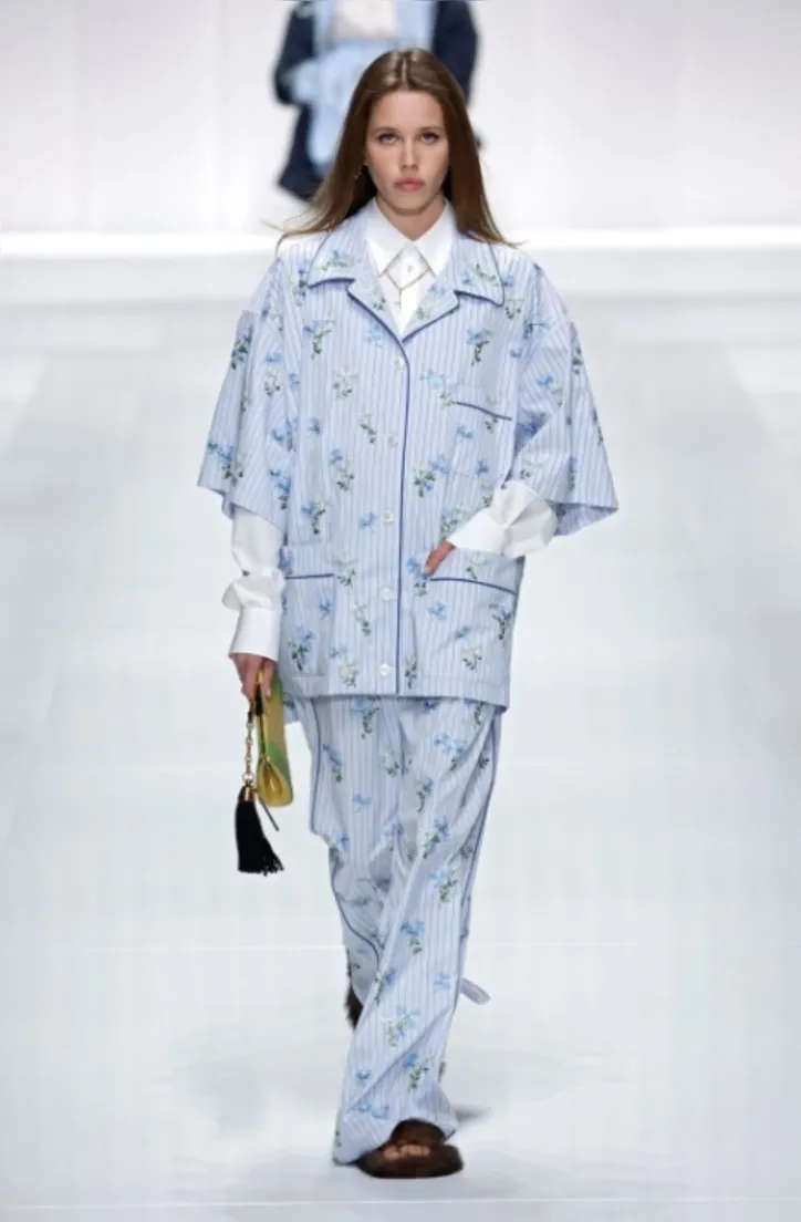 Imagem ilustrativa da imagem Dolce & Gabbana une loungewear e alfaiataria em coleção de verão 2026