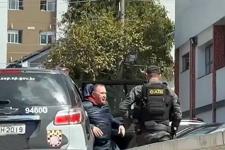 Sidney Oliveira chega a distrito policial em São Paulo após ser preso