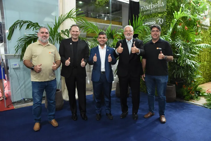 Ao o lado dos filhos HENRIQUE e MÁRCIO FILHO e dos diretores JOLMA RAPÔSO e LÉO BIANCHINI, o empresário MÁRCIO RAPÔSO (2º à direita) prestigiou o Salão do Imóvel Ademi, que acontece até este domingo (17), no Centro de Convenções de Maceió