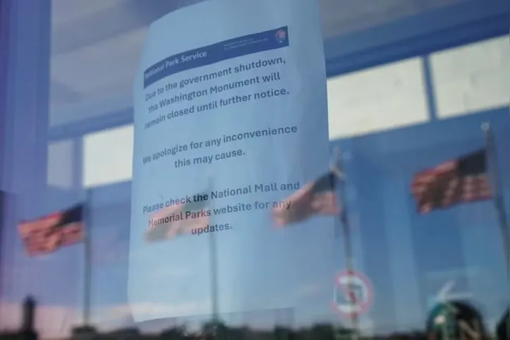 Aviso colado em porta do Monumento a Washington diz que atração está temporariamente fechada devido ao “shutdown”