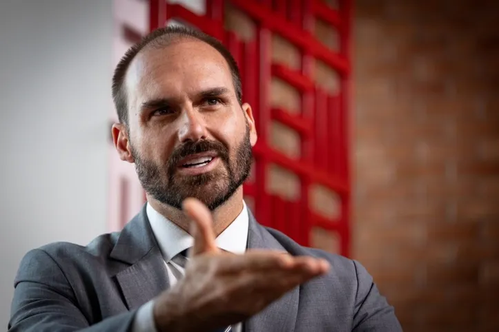 Eduardo diz ter condições de representar direita no lugar do pai