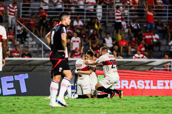 Jogadores do CRB comemoram o segundo gol sobre o Botafogo, na vitória por 3 a 2, pela Série B