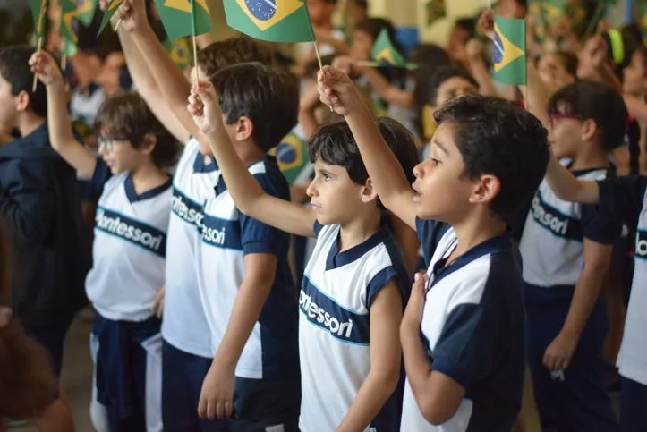 Estudantes do Maria Montessori ouvem e cantam hino