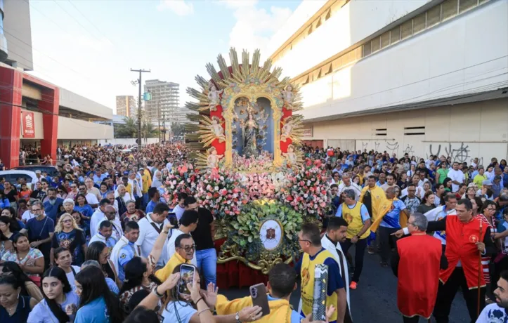 Igreja Católica estima que mais de 10 mil pessoas foram às ruas em procissão.