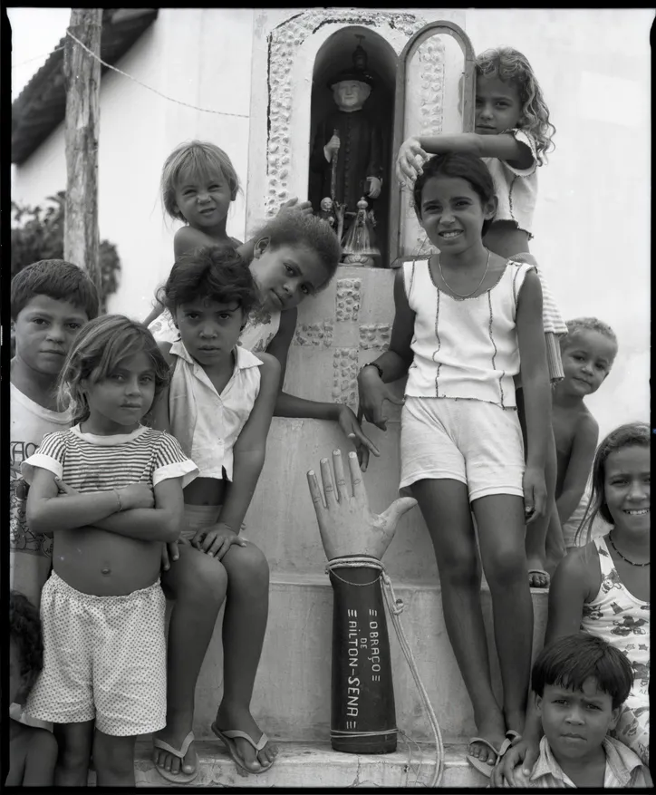 Imagem ilustrativa da imagem Fotografias de Celso Brandão reencontram comunidade da Ilha do Ferro após 40 anos