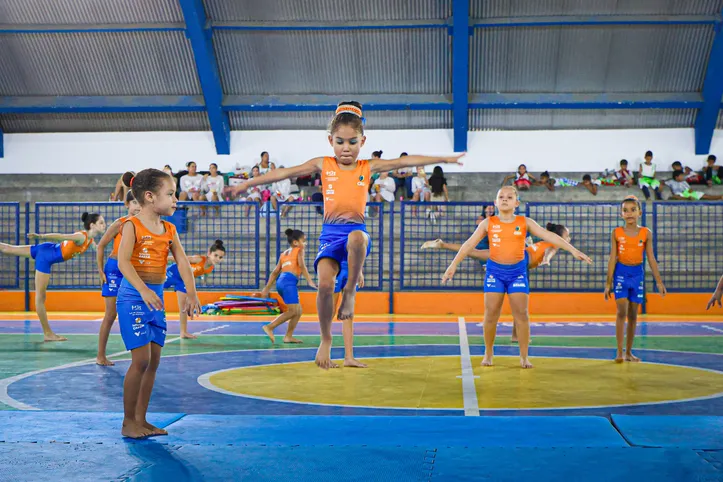Crianças de escolas públicas durante 1º Workshop de Ginástica