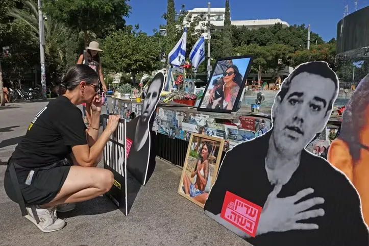 Israelenses se reúnem em memorial em Tel Aviv em homenagem aos reféns capturados pelo Hamas