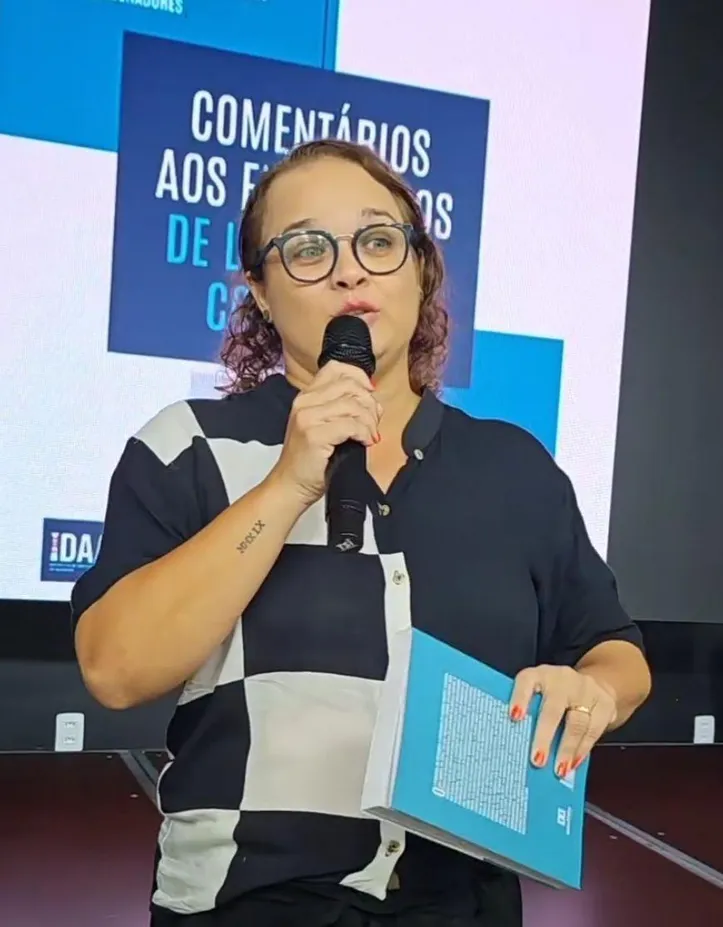 Janaína Helena de Freitas lança livro que fala sobre a vida nas grotas