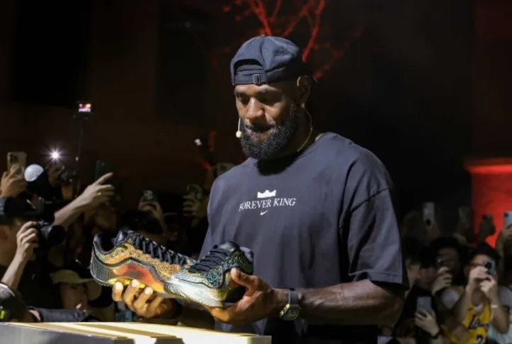 Imagem ilustrativa da imagem LeBron James lança 23° tênis pela Nike e revela Air Force 1 inédito