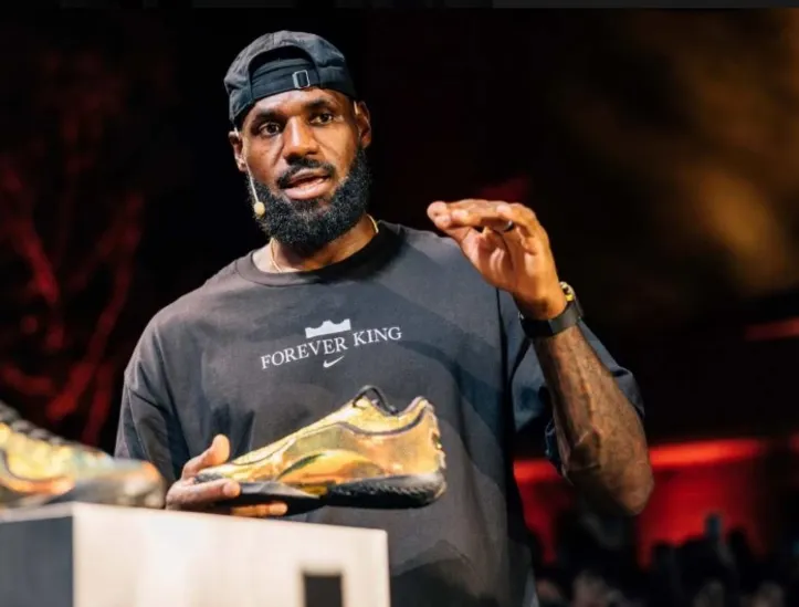 Imagem ilustrativa da imagem LeBron James lança 23° tênis pela Nike e revela Air Force 1 inédito