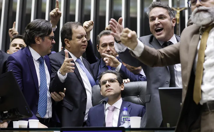 Durante a ocupação da mesa da Câmara na quarta-feira, Isnaldo (esq.) abriu caminho para que Motta pudesse retomar comando