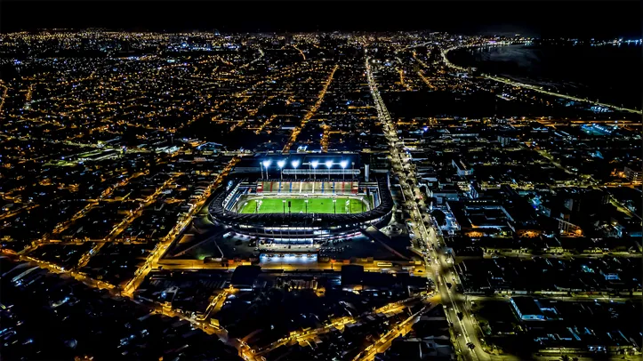 O Estádio Rei Pelé, inaugurado em 1970, sofre com problemas estruturais e perda gradual de capacidade