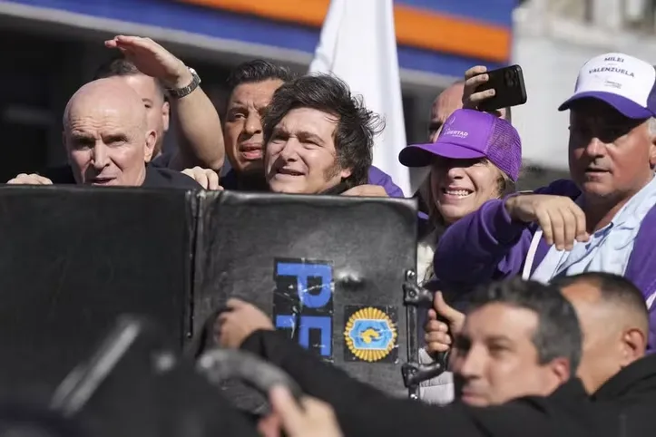 Carreta com o presidente Javier Milei foi interrompida após manifestantes jogarem pedras e garrafas