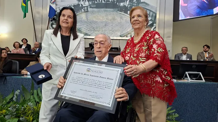 Ao lado da deputada Fátima Canuto, autora da proposição, e da esposa, Mirza, Milton Hênio recebeu a Comenda do Mérito Legislativo