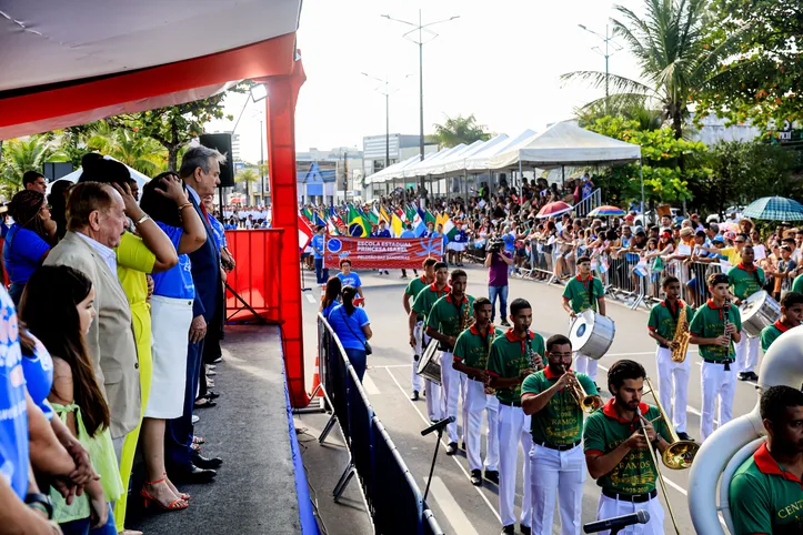 Vice-governador Ronaldo Lessa acompanhou o desfile na orla