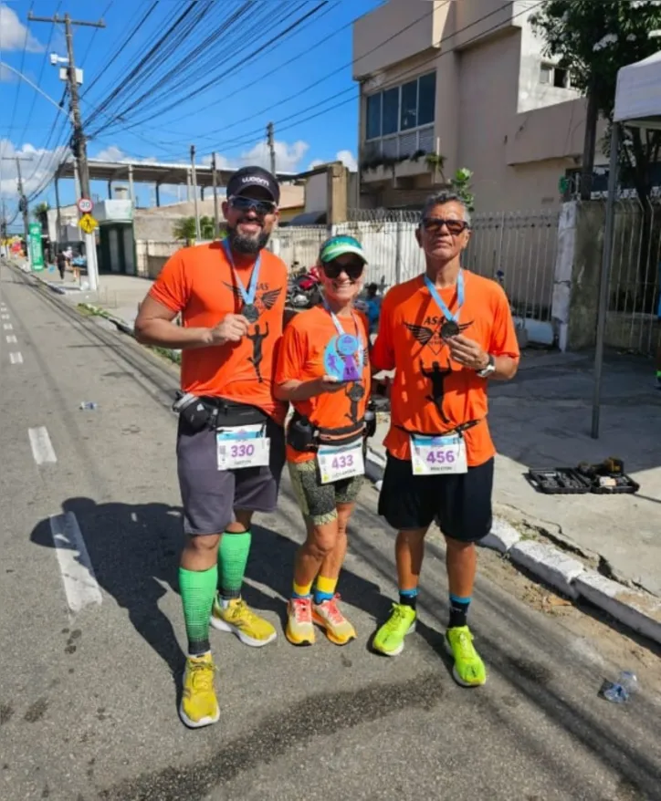 Aposentada Maria Lúcia corre em família, ao lado do filho e do marido
