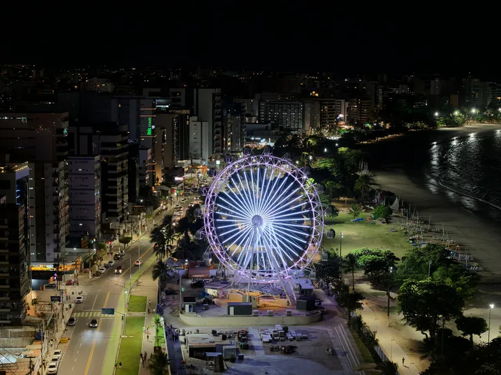 Roda-gigante tem 42 metros de altura — o equivalente a um prédio de 13 andares