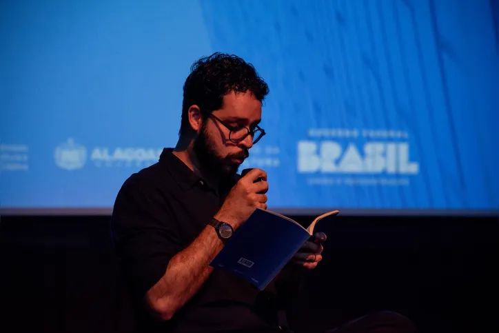 Imagem ilustrativa da imagem Novo livro de Felipe Benício usa urubus como metáfora que reflete o Brasil recente