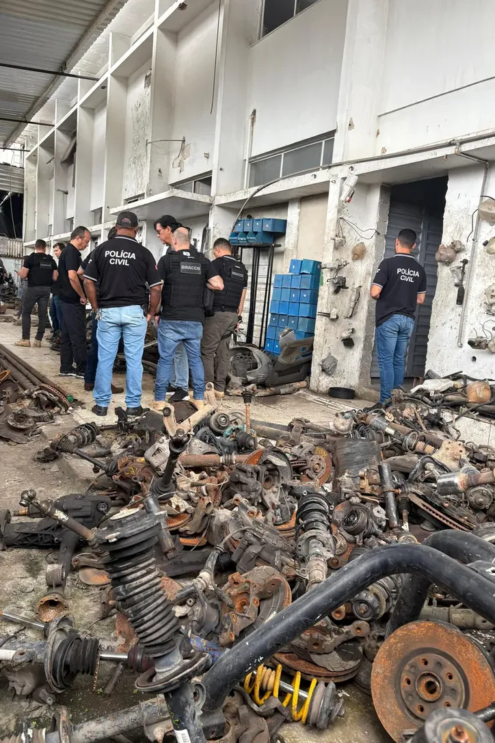 Policiais cumpriram mandados em oficinas clandestinas