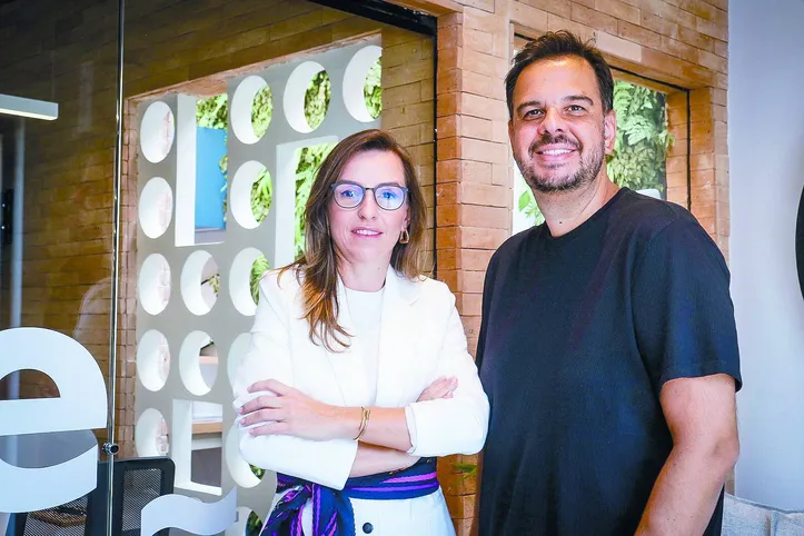 RAPHAELLA DORVILLÉ, diretora de gestão de marca e inovação da Duck Comunicação, e GUSTAVO FRUGES, com passagens por grandes empresas do país, unem forças para lançar um núcleo de branding e inovação voltado para o Nordeste