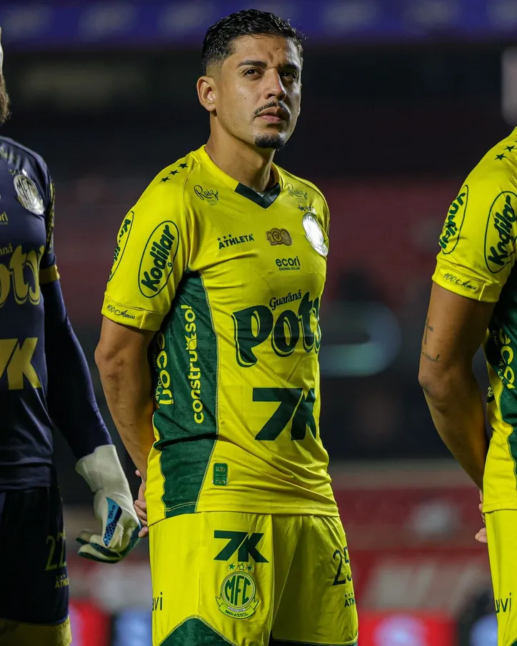 Neto Moura em partida contra o São Paulo pelo Brasileirão