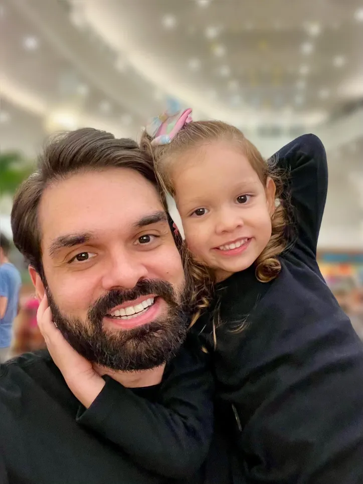 Erasmo com a filha Analu de 4 anos