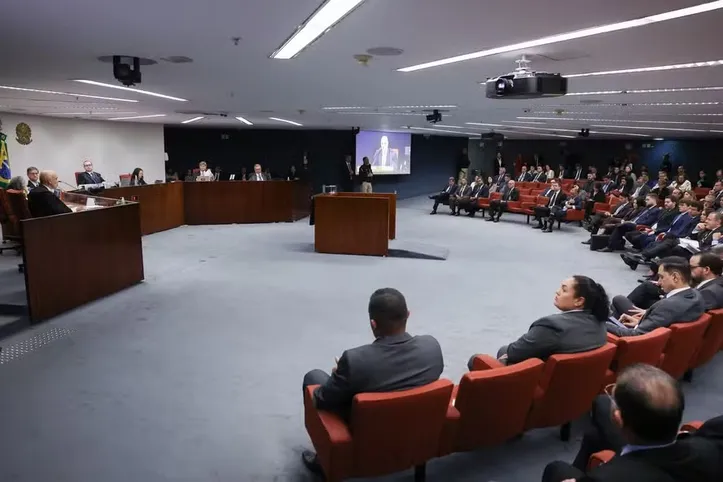 Supremo iniciou ontem julgamento de Bolsonaro e mais 7 réus