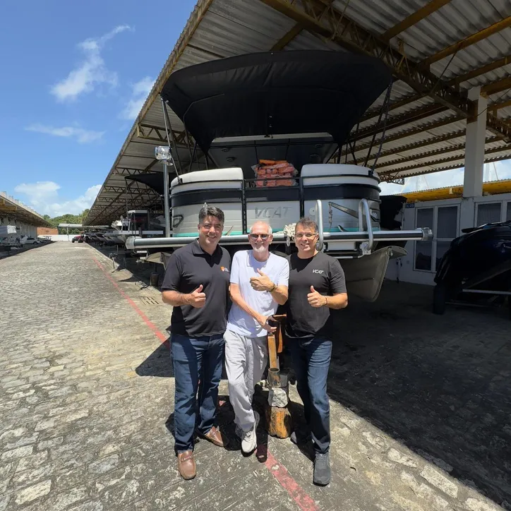 MÁRCIO RAPOSO FILHO (à esq.) recebeu equipe da revista americana Pontoon and Deck Boats Magazine e da VCAT, o maior estaleiro de embarcações do tipo Pontoon da América Latina, para reportagem que teve como cenário Barra Nova, em Marechal Deodoro