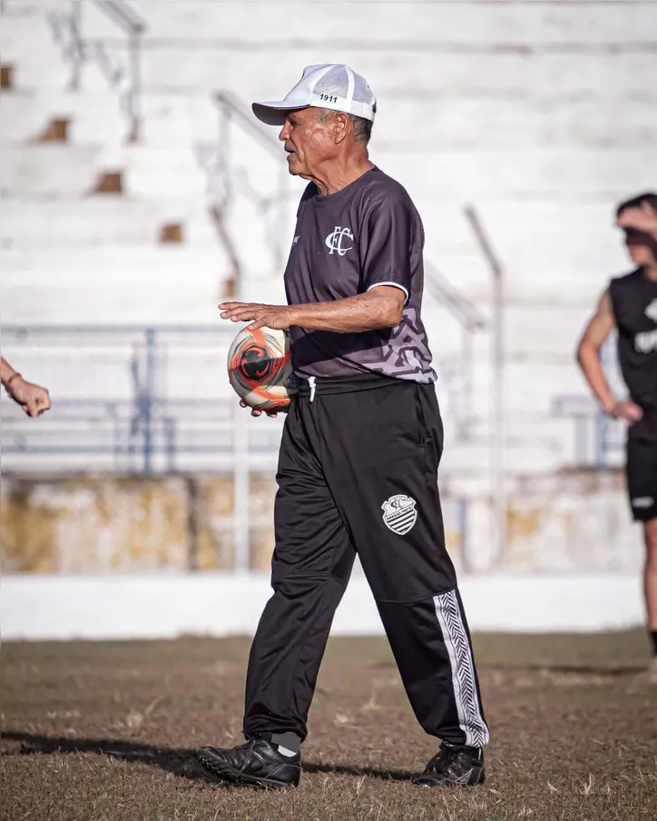 Aos 71 anos, alagoano Roberval Davino é o técnico mais velho em atividade no Brasil