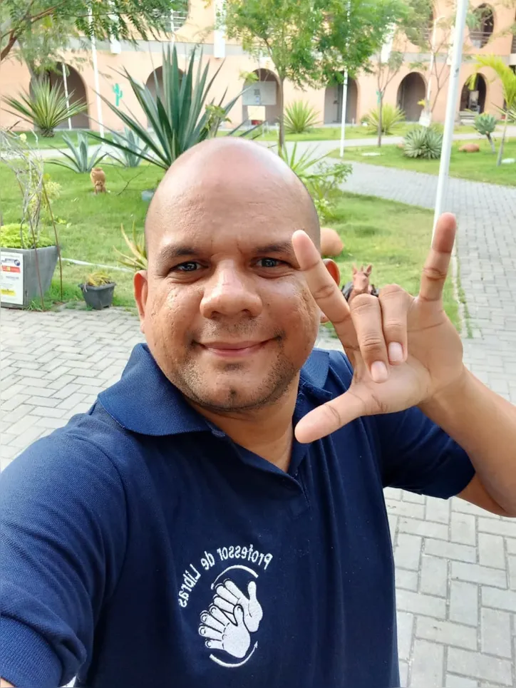 Professor Adeilson da Silva Alves é surdo profundo, leciona no campus de Delmiro Gouveia e já atuou como vendedor ambulante
