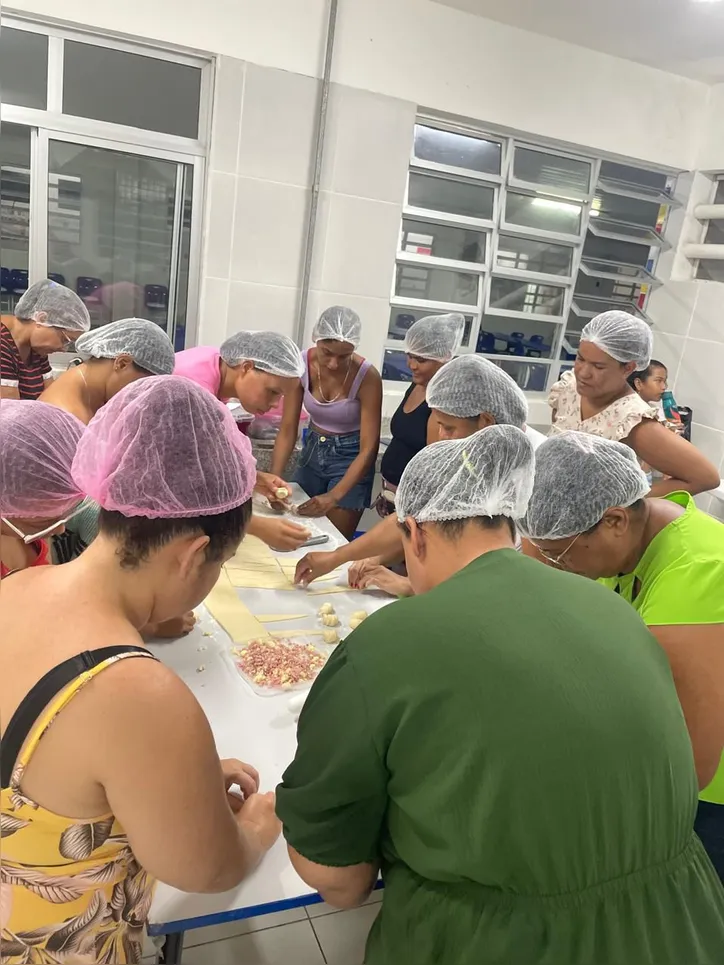 Alunas do projeto Cozinha Escola participam de aulas práticas