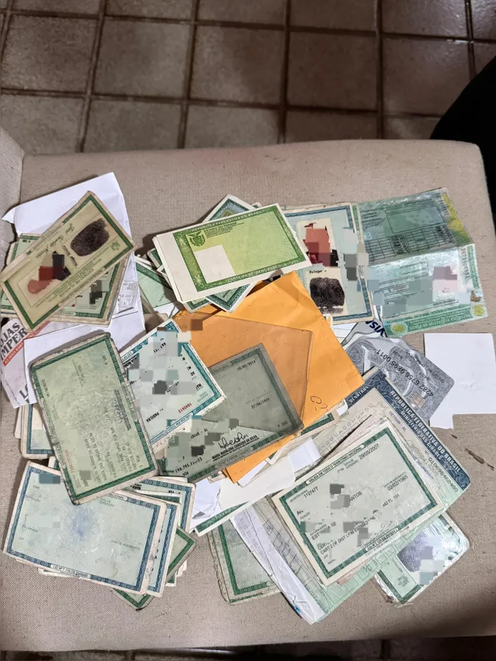 Documentos apreendidos durante operação policial