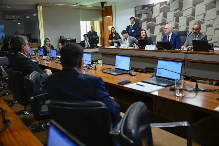 Ministra Simone Tebet esteve ontem na CAE do Senado a convite de Renan, presidente da comissão