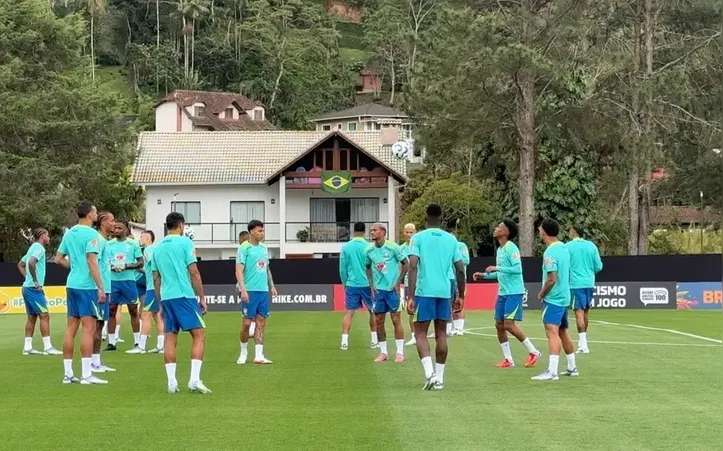 Jogadores da Seleção treinam durante o 2º dia de atividades