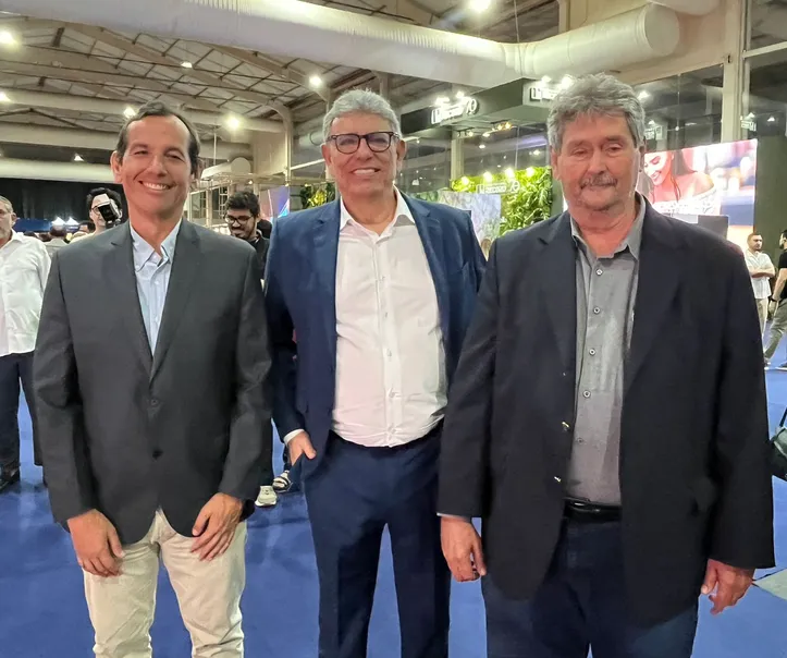 Presidente da Ademi-AL, OSMAN RAMIRES (centro) abriu o 10° Salão do Imóvel, ontem, no Centro de Convenções, ao lado do vice-presidente da entidade, FELIPE LUNA (esquerda), e do presidente do Sinduscon, JOSÉ NOGUEIRA