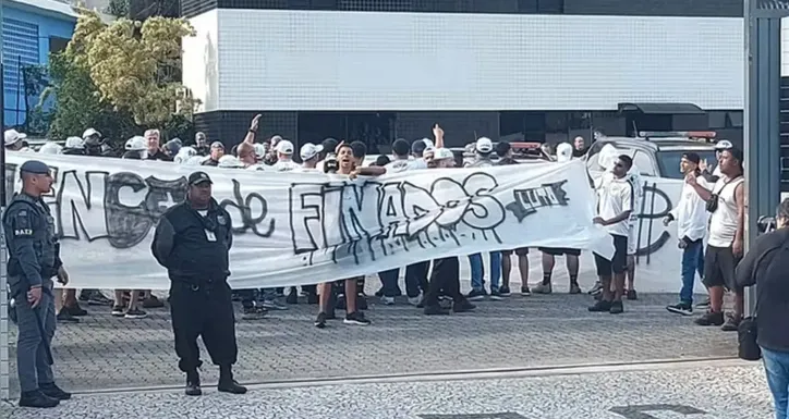 Torcedores do Santos protestaram contra a direção e o elenco