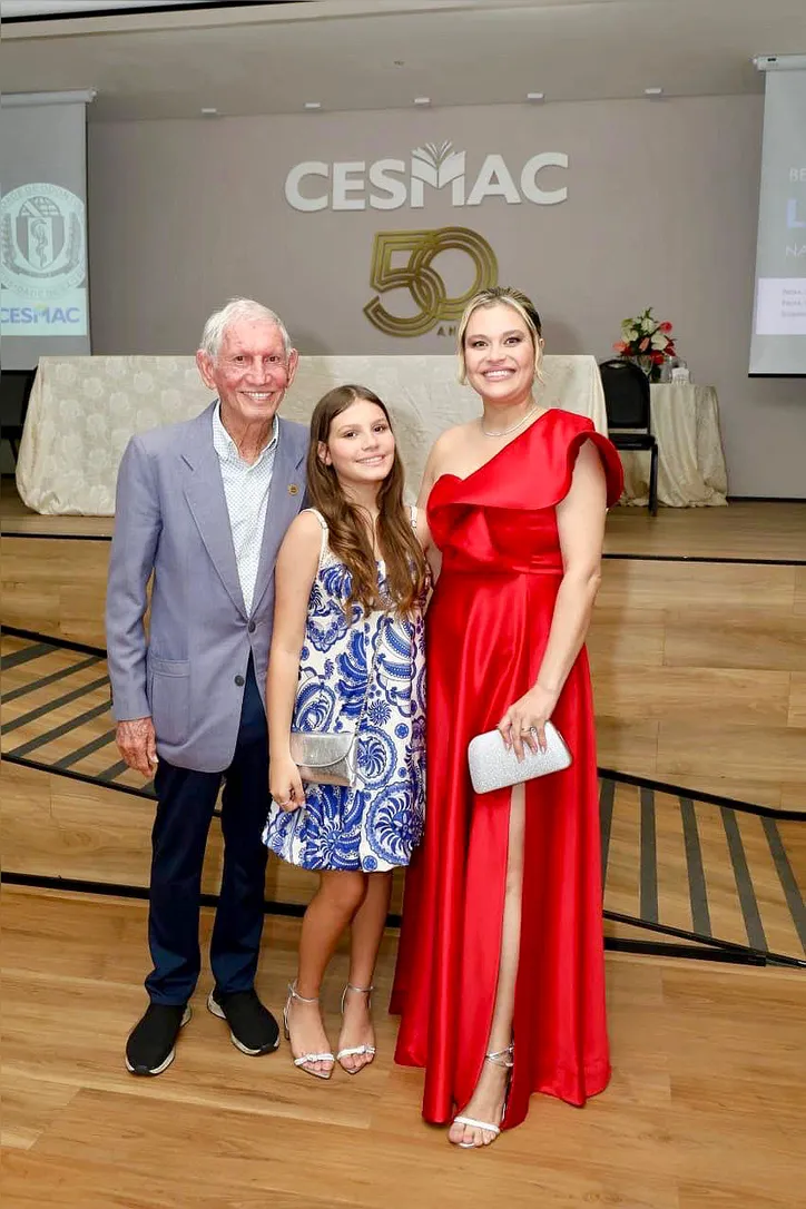 Pró-Reitor Financeiro do Cesmac, ESTÁCIO VALENTE, ao lado de CATARINA ROSA, e da filha do casal, ALAIR DOS PRAZERES VALENTE, durante evento realizado na instituição de ensino