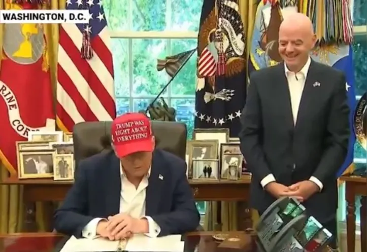 Donald Trump com Infantino, durante o anúncio do sorteio