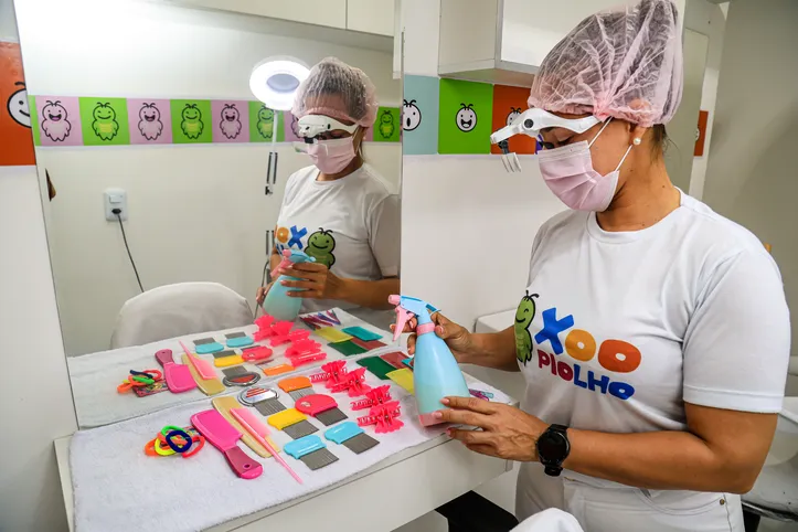 Salão especializado em piolhos acaba com o parasita sem uso de química
