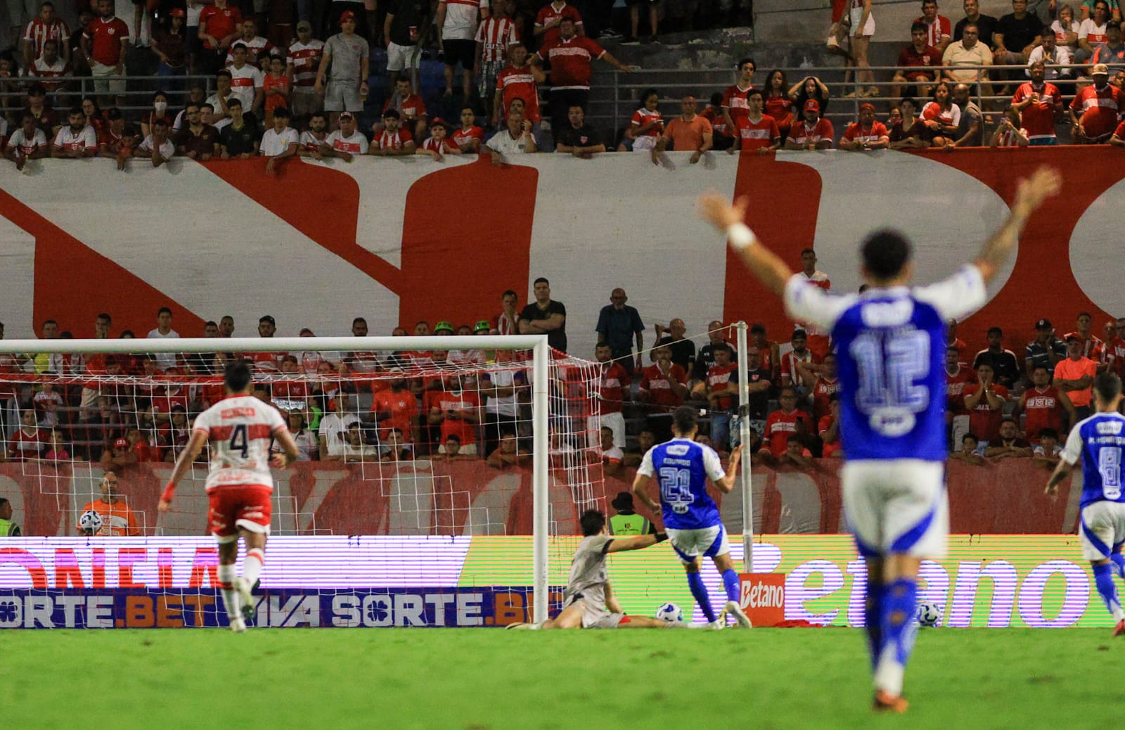CRB batalha, mas perde para o Cruzeiro e está fora da Copa BR