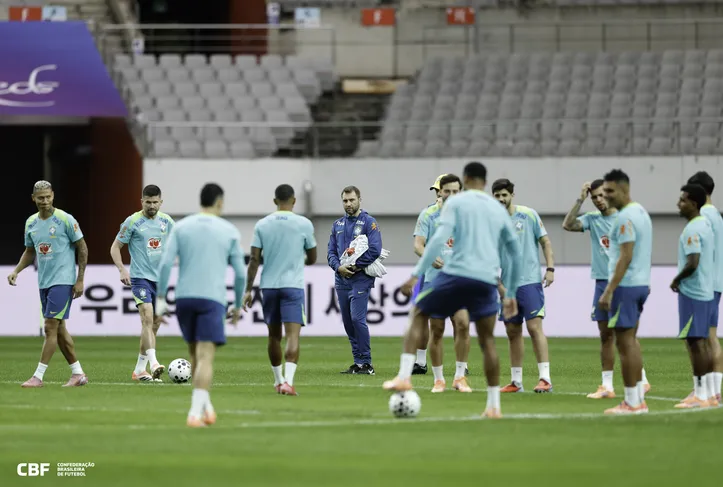Seleção Brasileira durante treinamento na véspera do amistoso