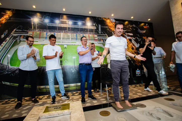 Falcão pôs a marca de seus pés no Hall da Fama do Trapichão