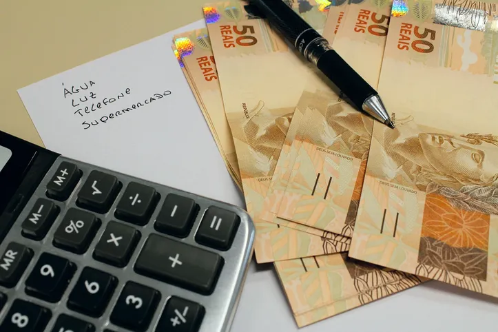 A proporção de famílias com contas em atraso subiu a 30,5% no mês passado
